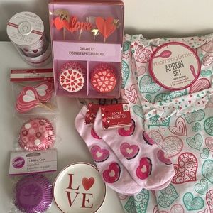 Valentine’s Day Baking Cupcakes Holders Mommy & Me Apron Set NWT Hearts Print